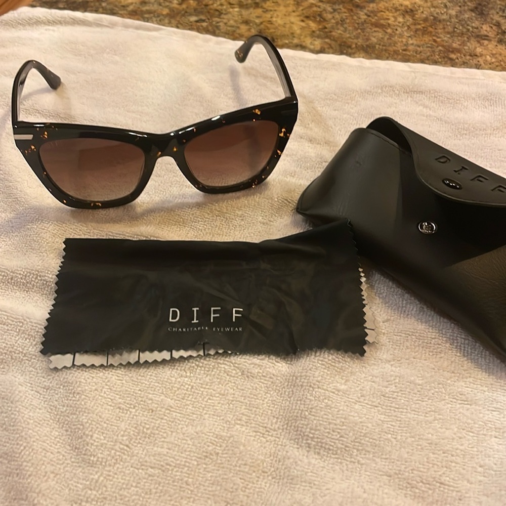 Diff Sunglasses Oversized Becky 2 - image 1